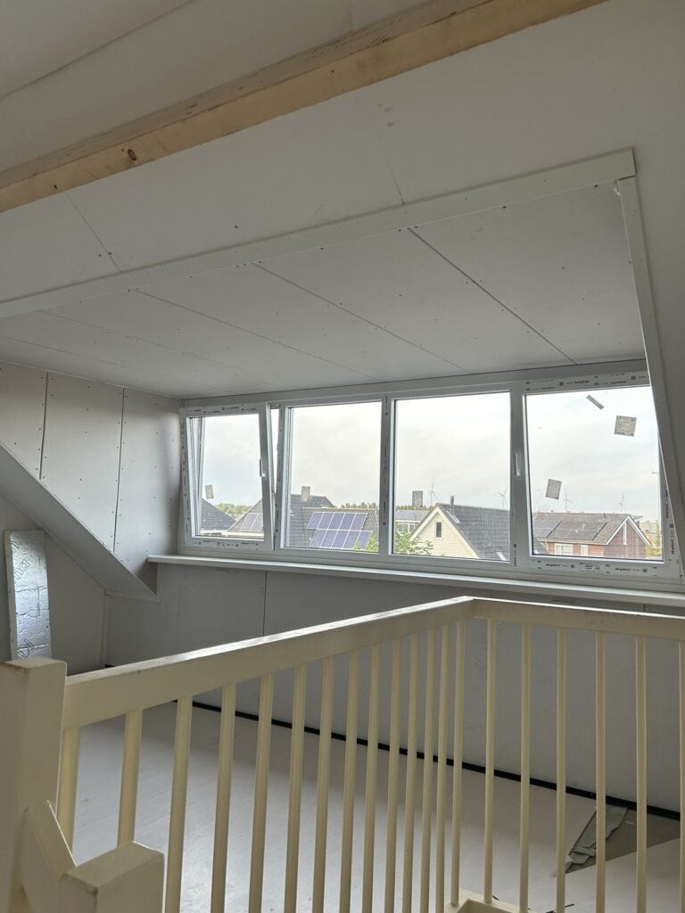 Binnenzijde van een dakkapel, volledig afgetimmerd en klaar voor stucwerk door C.H. Montage.